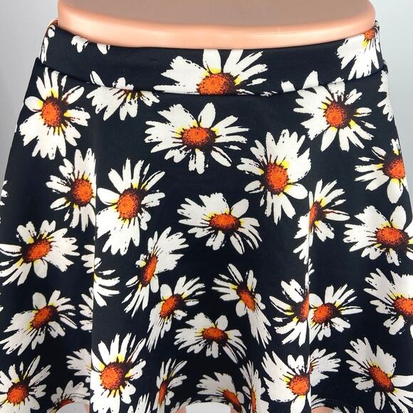 Sans Souci Black White Floral Daisy Pull On High Waist A Line Mini Skirt Size S - Picture 4 of 5